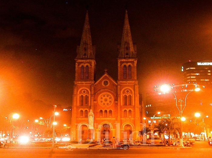Chạm vào ký ức trăm năm Thủy đài cổ độc đáo, Nhà thờ Đức Bà, Bưu điện… đã kiến tạo nên diện mạo Sài Gòn đến tận ngày nay vẫn phong sương cùng tuế nguyệt.