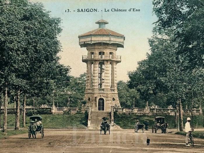 Trong cuốn Les Indes et l'Extreme Orient (1892), Nữ văn hào – Nhà thám hjiểm Louise Bourbonnaud đã ca ngợi tháp nước tuyệt đẹp với nền móng và thiết kế độc đáo.