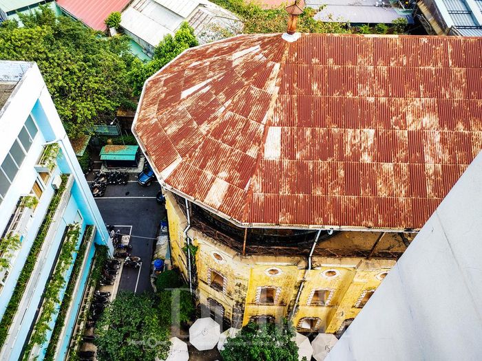 Nắng sớm ngày Hè rắc lên tán cây dầu cổ thụ, tiếng xe cộ ồn ả ngoài kia dường như chẳng chạm được vào khoảng không gian đầy hoài niệm.