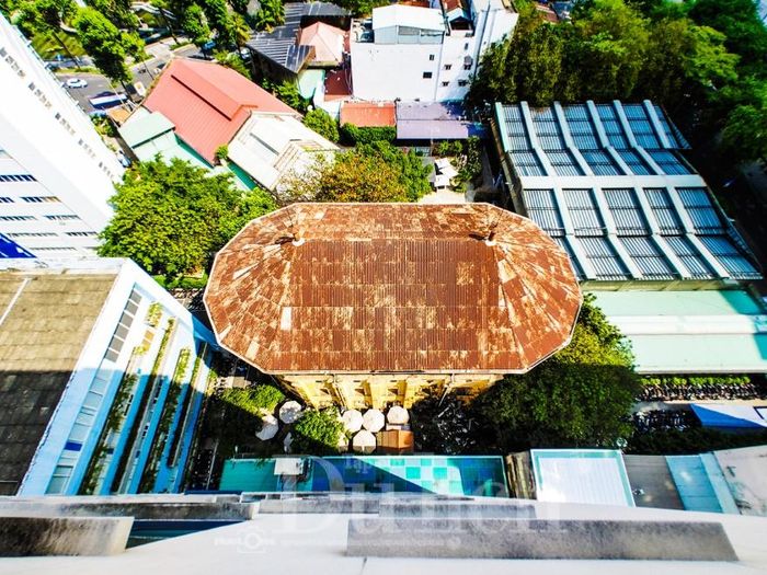 Nơi đã từng hiện hữu tháp nước nằm ngay lõi bùng binh và Thủy đài cổ nằm trong khuôn viên Tổng Công ty Cấp nước Sài Gòn (SAWACO).