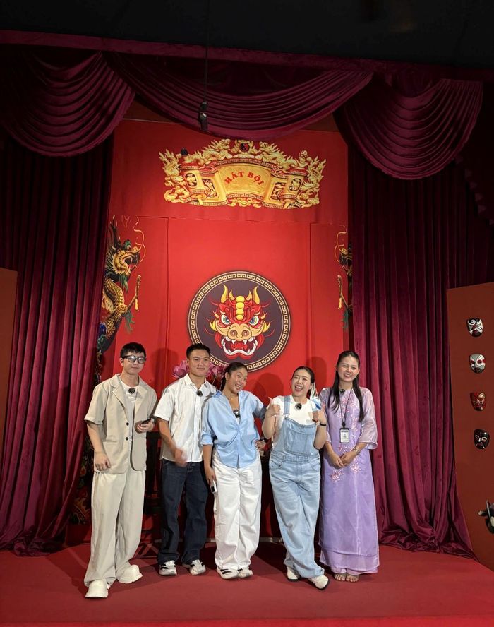 (Từ trái sang phải) Các nhà sáng tạo nội dung Hưng Lương, Xuân Nghi (chủ kênh "Xuân Nghi đi chơi"), Phan Hoàng Kim (chủ kênh Ahihi Peekaboo) cùng hướng dẫn viên tại không gian hát bội của Bảo tàng TP Hồ Chí Minh.