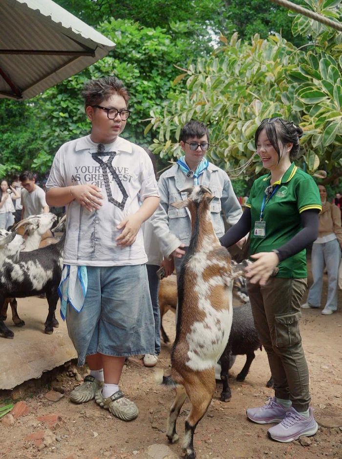 Hưng Lương và Thanh Ngọc (chủ kênh Nuchuu nè) nghe các hướng dẫn viên tại Thảo Cầm Viên giới thiệu về các loài động vật.