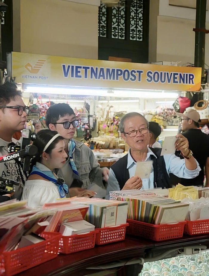 Chuyên gia du lịch Nguyễn Văn Mỹ (ngoài cùng bên phải) chia sẻ với các nhà sáng tạo nội dung: Thanh Ngọc (chủ kênh Nuchuu nè), Thu Huyền (chủ kênh Hukha Foodaholic) và Hưng Lương (chủ kênh Hưng Lương) tại quầy bưu thiếp ở Bưu điện Trung tâm.