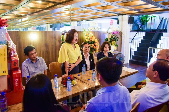 Bà Nguyễn Thị Thu Hà, Tổng Biên tập Tạp chí Du lịch TP.HCM đón nhận tình cảm và lời chúc mừng từ lãnh đạo Đảng ủy UBND TP.HCM nhân Ngày Báo chí Cách mạng Việt Nam.