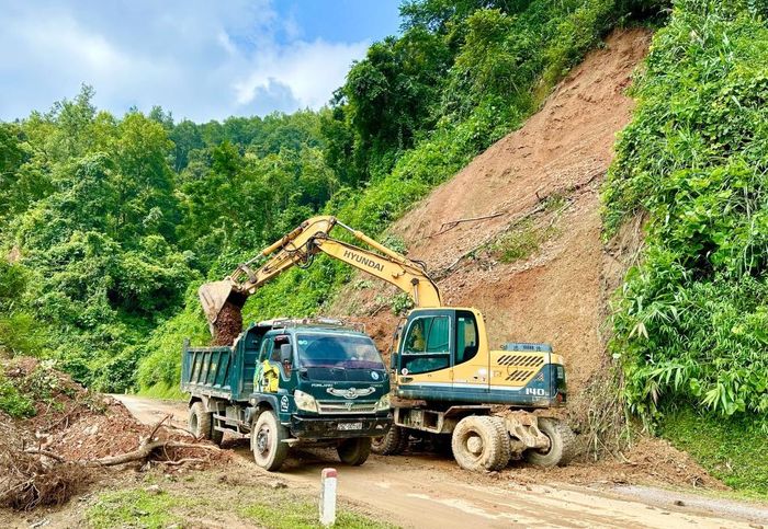 Chính quyền địa phương, các đơn vị chuyên môn tích cực triển khai các biện pháp khắc phục địa điểm bị sạt lở.