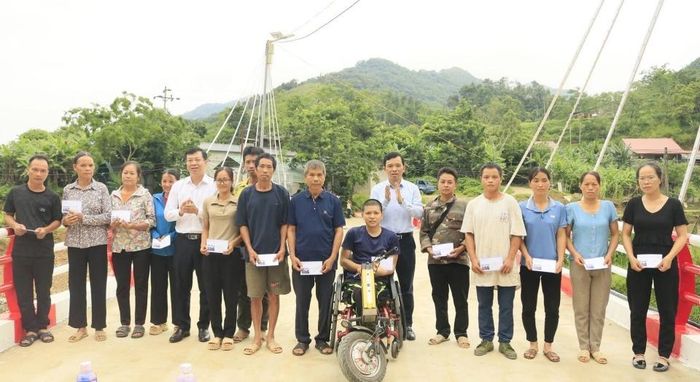 Lãnh đạo Ủy ban Mặt trận Tổ quốc tỉnh và xã Minh Khai trao quà cho các hộ gia đình có hoàn cảnh khó khăn trên địa bàn xã.
