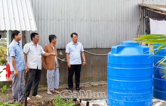 Bà Trần Thị Nguyện (ấp Láng Cháo, xã Phú Tân) phấn khởi khi được hỗ trợ căn nhà mới và được cán bộ địa phương khảo sát nhu cầu để hỗ trợ con giống chăn nuôi.