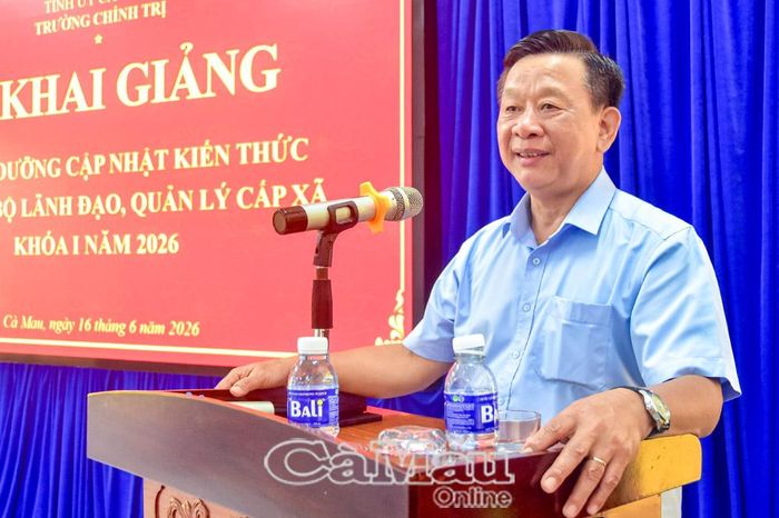 Đồng chí Hồ Trung Việt, Trưởng Ban Tuyên giáo và Dân vận Tỉnh ủy, truyền đạt chuyên đề về đổi mới, nâng cao chất lượng, hiệu quả công tác tuyên truyền, dân vận ở xã, phường trong tình hình mới.