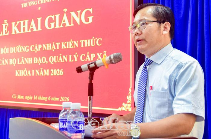 Đồng chí Lê Quốc Khởi, Phó Hiệu trưởng Trường Chính trị tỉnh, phát biểu tại lễ khai giảng.
