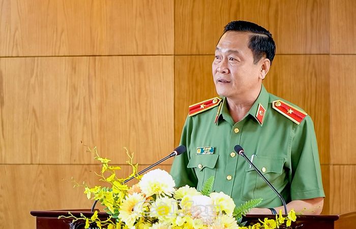 Thiếu tướng Hồ Việt Triều, Giám đốc Công an tỉnh Cà Mau, trình bày tham luận “Nhận diện các hành vi tiêu cực có dấu hiệu tội phạm - Giải pháp phòng ngừa từ sớm, từ xa”.