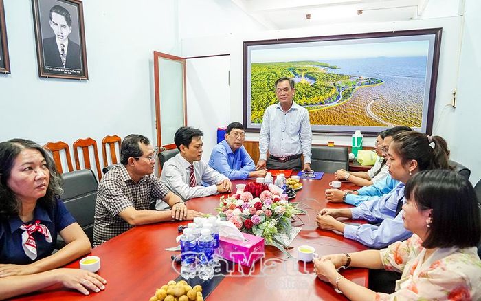 Phó Chủ tịch Ủy ban MTTQ Việt Nam tỉnh Cà Mau Nguyễn Văn Khởi gửi lời chúc mừng đến tân Phó Chủ tịch Hội Nhà báo Việt Nam tỉnh Cà Mau.