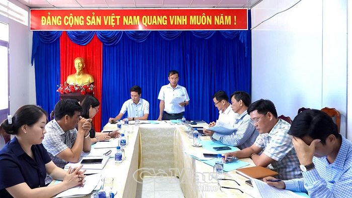 Ông Trần Công Mười, Phó Chủ tịch UBND xã Khánh Lâm, phát biểu tiếp thu ý kiến của đoàn công tác và đề nêu một số kiến nghị nhằm nâng cao hiệu quả thực hiện công tác dân tộc, tín ngưỡng, tôn giáo trên địa bàn.