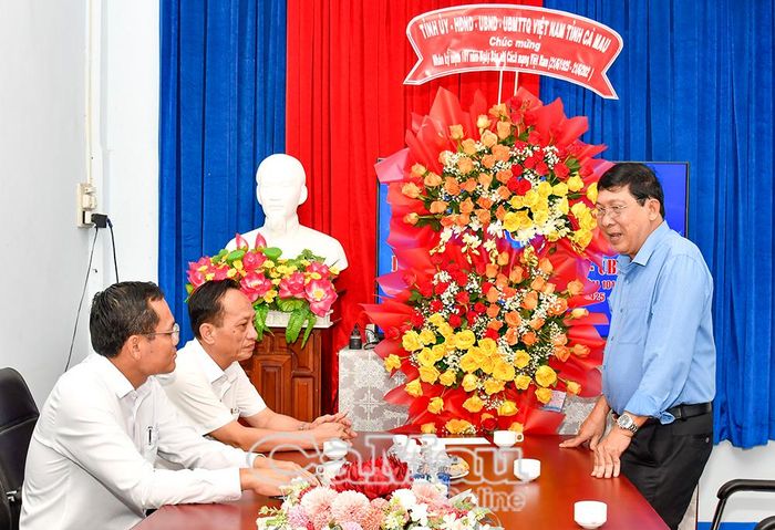 Chủ tịch Hội Nhà báo Việt Nam tỉnh Cà Mau Nguyễn Thanh Dũng báo cáo những kết quả nổi bật trong năm qua.