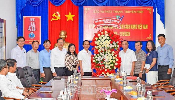 Lãnh đạo tỉnh tặng hoa chúc mừng Ban Giám đốc Báo và phát thanh, truyền hình Cà Mau.