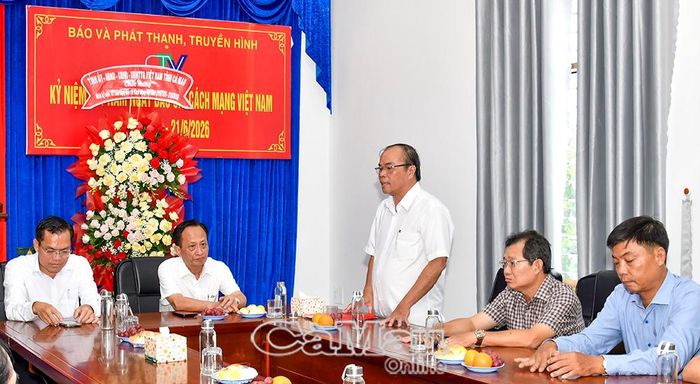 Giám đốc Báo và phát thanh, truyền hình Cà Mau Lâm Hồ Sỹ phát biểu tiếp thu ý kiến chỉ đạo.