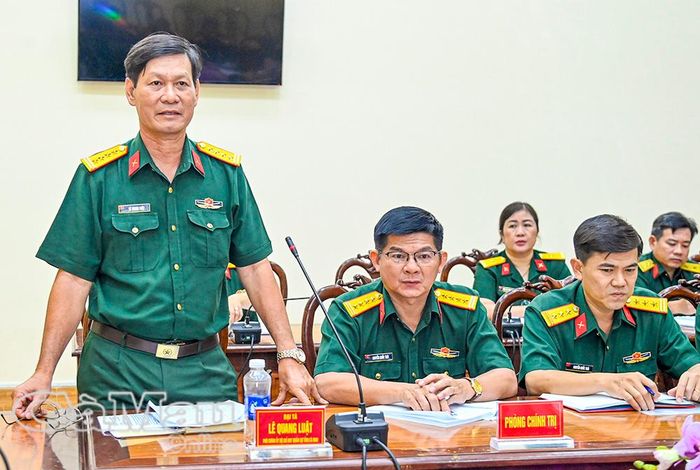 Đại tá Lê Quang Luật, Phó Chính ủy Bộ CHQS tỉnh Cà Mau, báo cáo kết quả thực hiện Quy chế dân chủ ở cơ sở 6 tháng đầu năm 2026.