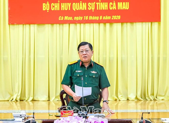 Đại tá Lê Hoàng Giữ, Phó Chủ nhiệm Chính trị Quân khu 9, phát biểu kết luận buổi kiểm tra.