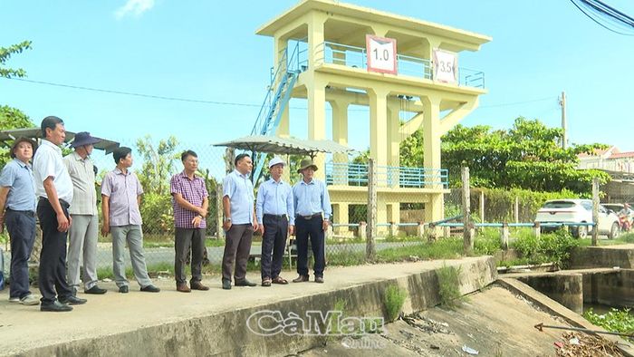 Phó Bí thư Tỉnh ủy, Chủ tịch Ủy ban MTTQ Việt Nam tỉnh Cà Mau Hồ Thanh Thủy kiểm tra tại cống Cả Vĩnh (xã Hưng Hội). Cống Cả Vĩnh có quy mô thiết kế rộng cống 8 m, cao trình ngưỡng cống - 2,50 m, cầu giao thông rộng 10 m, tải trọng hơn 11 tấn.