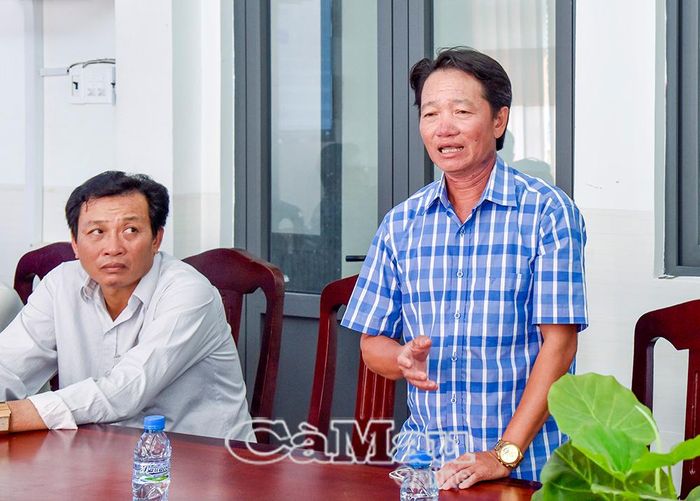  Ông Nguyễn Thanh Vủ, thành viên Hợp tác xã Đông Bình, chia sẻ hiệu quả của mô hình trồng rau má bằng phân hữu cơ.