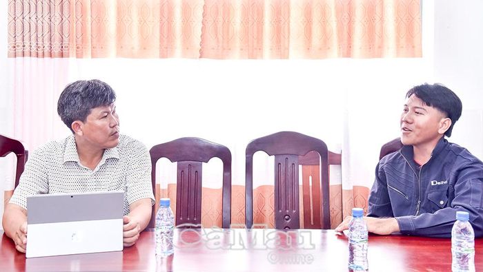  TS Nguyễn Hữu Thanh (bên trái), giảng viên khoa Nông nghiệp và Tài nguyên thiên nhiên, Trường Đại học An Giang (Đại học Quốc gia TP Hồ Chí Minh), trao đổi với nông dân về quy trình sản xuất rau má theo tiêu chuẩn VietGAP.