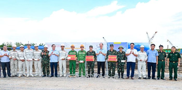 Bí thư Tỉnh ủy Nguyễn Hồ Hải cùng đoàn công tác trao quà động viên công nhân, kỹ sư đang thi công trên công trường.