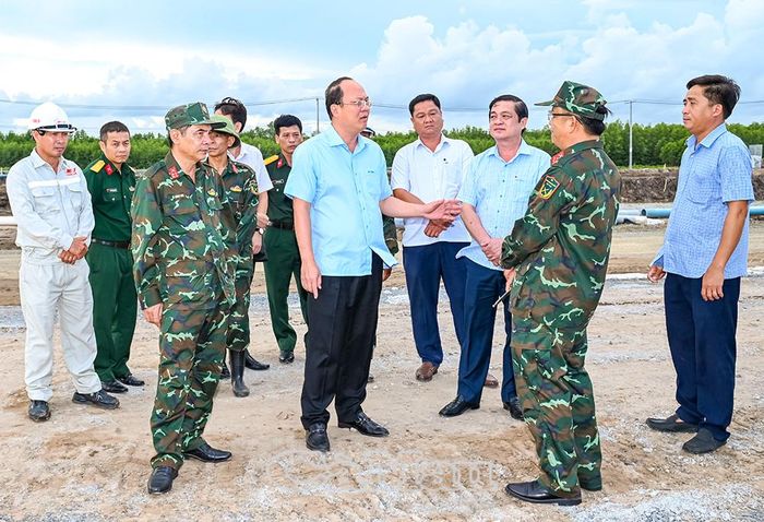 Bí thư Tỉnh ủy Nguyễn Hồ Hải (giữa) khảo sát tiến độ dự án cao tốc Cà Mau - Đất Mũi tại khu vực Đất Mũi, điểm cuối tuyến cao tốc và điểm đầu dự án cầu vượt biển ra đảo Hòn Khoai.
