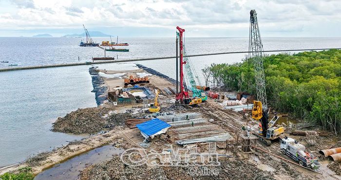Điểm cuối tuyến cao tốc Cà Mau - Đất Mũi, đồng thời là điểm đầu dự án cầu vượt biển ra đảo Hòn Khoai, đang dần hình thành và được đẩy nhanh tiến độ thi công.