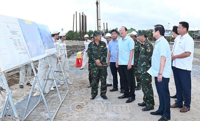 Đại diện Binh đoàn 12 báo cáo với Bí thư Tỉnh ủy Nguyễn Hồ Hải về tiến độ thi công cao tốc Cà Mau - Đất Mũi, cầu vượt biển và cảng Hòn Khoai; đồng thời cam kết hoàn thành dự án bảo đảm tiến độ, chất lượng.