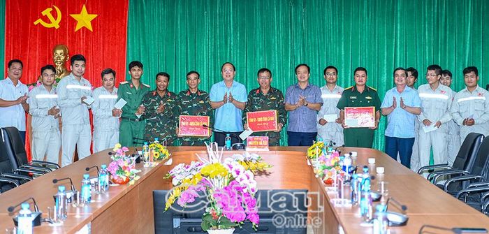 Bí thư Tỉnh ủy Nguyễn Hồ Hải và Phó Bí thư Thường trực Tỉnh ủy Huỳnh Quốc Việt (thứ 6, từ phải sang) tặng quà, động viên cán bộ, kỹ sư Binh đoàn 12 đang thi công dự án.