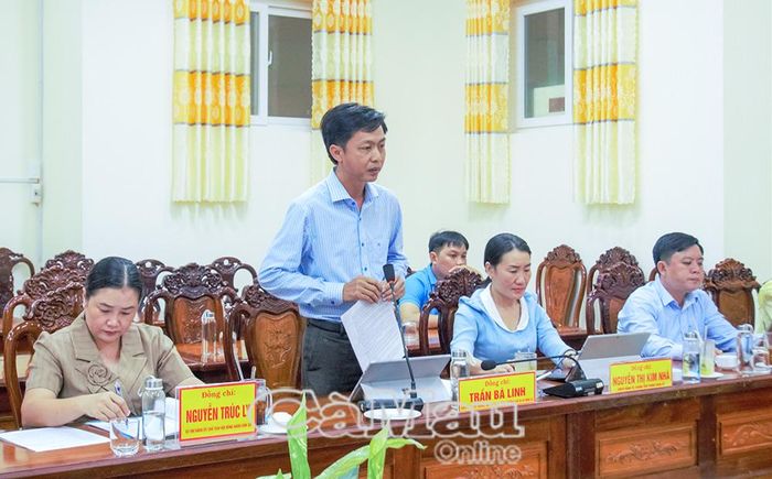 Đồng chí Trần Bá Linh, Ủy viên Ban Thường vụ Đảng ủy, Trưởng Ban Xây dựng Đảng, báo cáo tình hình thực hiện nhiệm vụ của địa phương từ khi thực hiện chính quyền địa phương hai cấp.