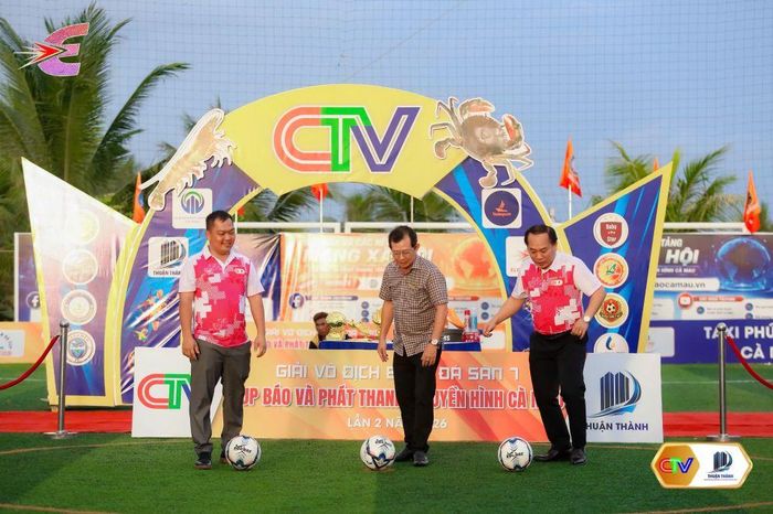 Các đại biểu thực hiện nghi thức chạm bóng, chính thức khai mạc CTV Cup lần thứ II năm 2026.