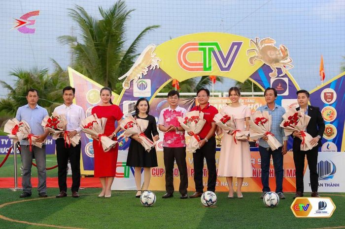 Ông Nguyễn Quốc Danh, Phó Giám đốc Báo và phát thanh, truyền hình Cà Mau, trao hoa tri ân các đơn vị tài trợ đồng hành cùng CTV Cup 2026.