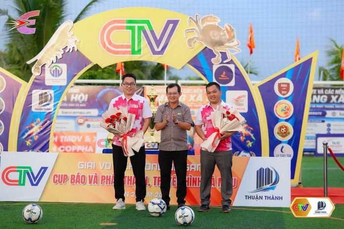 Ông Ngô Minh Toàn, Phó Giám đốc Thường trực Báo và phát thanh, truyền hình Cà Mau, Phó Trưởng Ban Tổ chức, trao hoa tri ân hai nhà tài trợ chính.