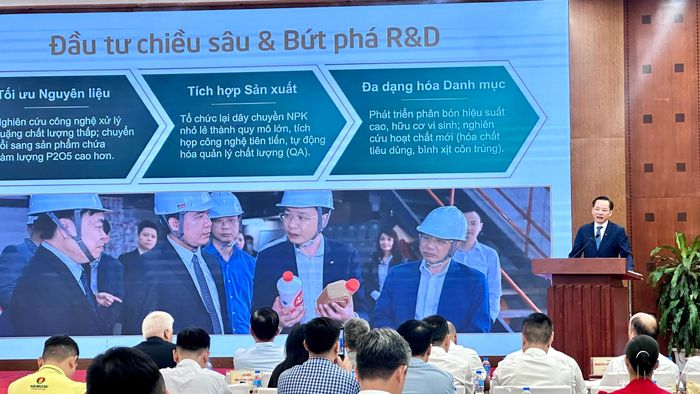 Ông Nguyễn Hữu Tú - Tổng Giám đốc Tập đoàn Hóa chất Việt Nam (Vinachem) - cho biết: Vinachem đã và đang tập trung vào các dự án dẫn dắt chuyển đổi xanh và phát triển bền vững.
