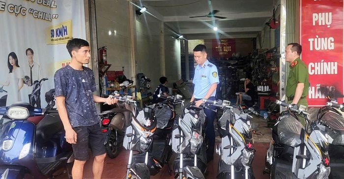 Lực lượng Quản lý thị trường Hà Nội bắt giữ xe đạp điện đã qua độ chế thành xe máy điện tại cửa hàng Tuấn Linh, số 20, ngõ 12 Khuất Duy Tiến
