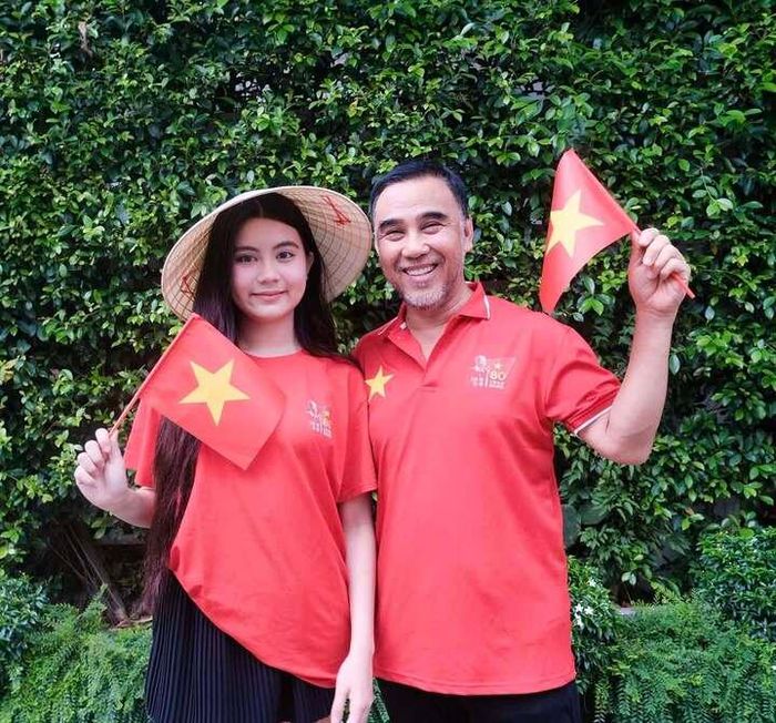 Là con gái của một trong những MC nổi tiếng nhất Việt Nam, Hạt Dẻ từ nhỏ đã quen với sự chú ý của công chúng. Tuy nhiên, Quyền Linh luôn có cách dạy con khác biệt.