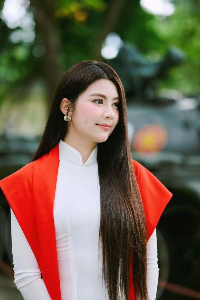 Ở tuổi 18, cô sở hữu chiều cao nổi bật, gương mặt thanh tú cùng má lúm đồng tiền duyên dáng.