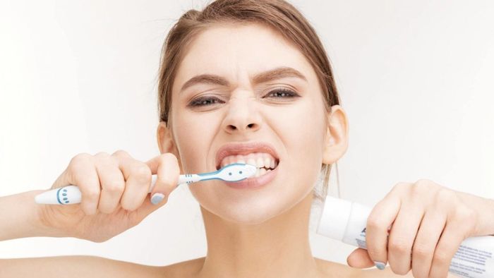 Sau khi uống cà phê, bạn nên chờ khoảng 30 phút rồi mới đi đánh răng. Ảnh minh họa