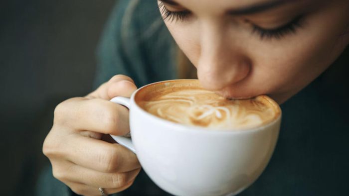 Uống cà phê đúng cách sẽ hạn chế được tình trạng bị vàng răng. Ảnh minh họa