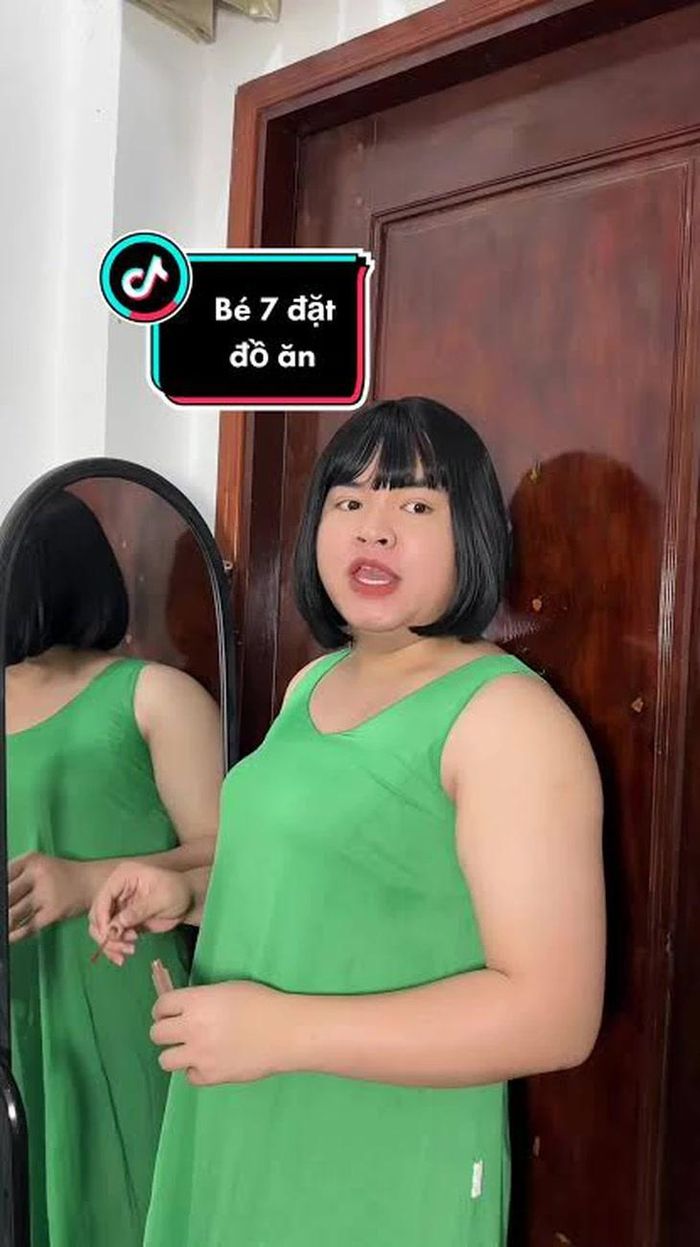 Trong các video trên mạng, Bé 7 thường xuyên giả gái, chọc cười bằng các tiểu phẩm gần gũi với giới trẻ.