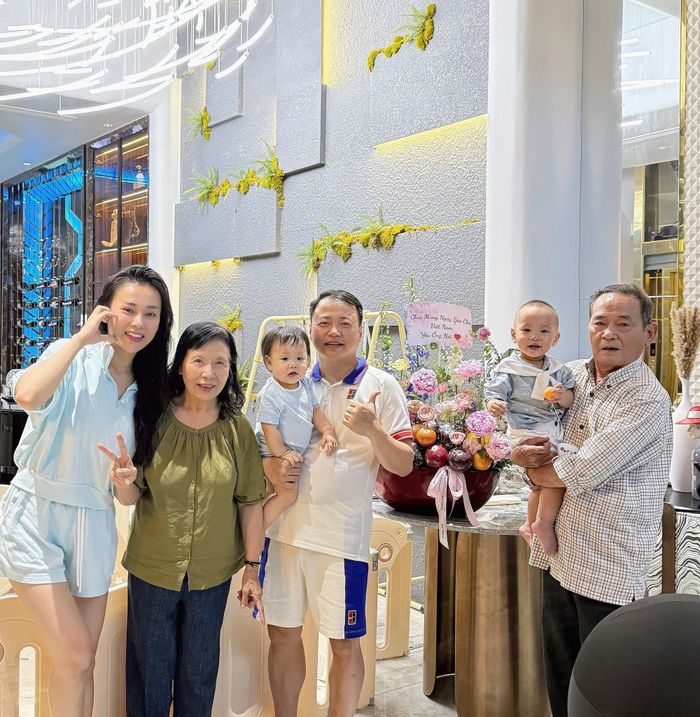 Vợ chồng Phương Oanh - Shark Bình cùng hai con chụp ảnh cùng bố mẹ nam doanh nhân.