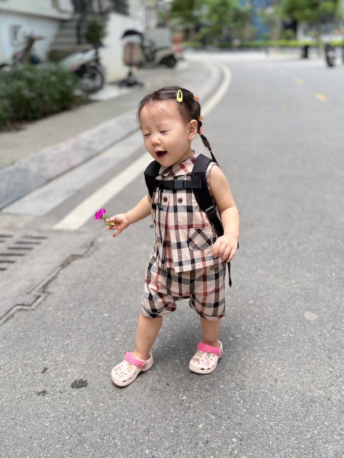 Nhiều người nhận xét cô bé cũng là "bản sao mini" của Phương Oanh.