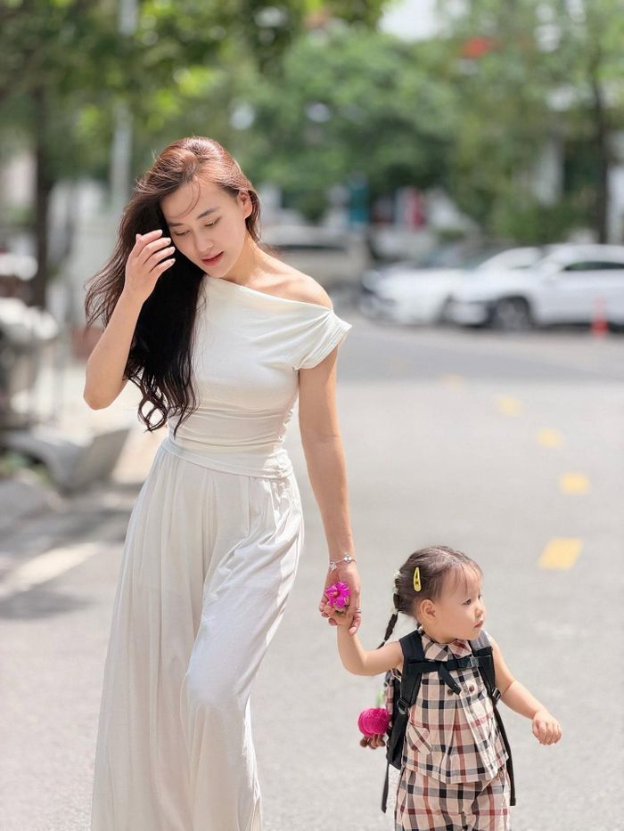 Thần thái của Phương Oanh khi dạo phố cùng con gái.