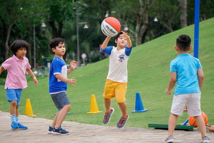 Ở độ tuổi hiếu động, đang phát triển, trẻ em cần vui chơi, hoạt động ngoài trời hơn là dành nhiều thời gian bên cạnh các thiết bị điện tử. Ảnh minh họa