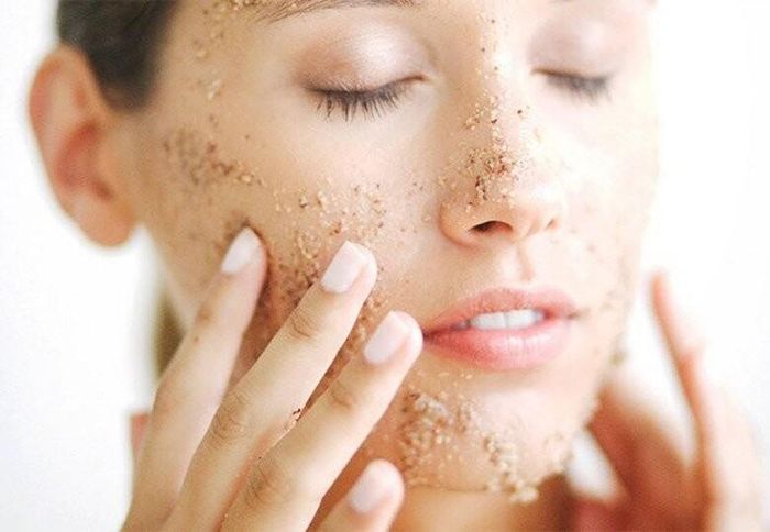 Tẩy tế bào chết là phương pháp tốt giúp làm sạch da hơn. 