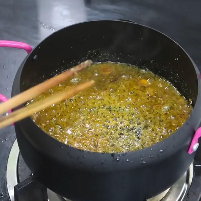 Phần gạch cua đã tách riêng nên được phi qua với hành khô và một chút dầu ăn. Ảnh minh họa.