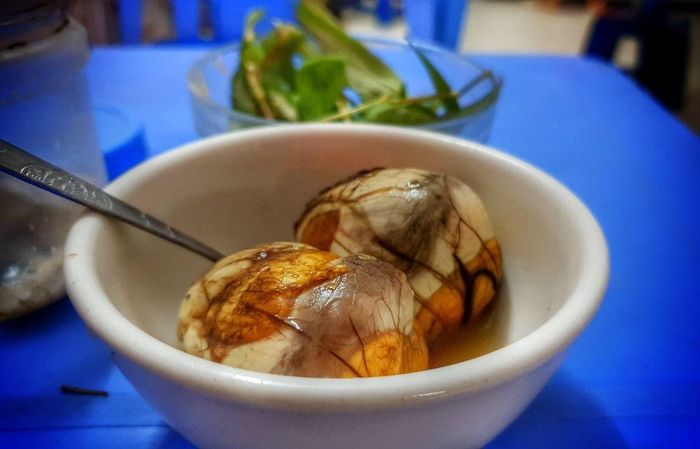 Trứng vịt lộn tuy không phải thực phẩm chứa purin quá cao, nhưng vẫn có thể góp phần làm tăng nồng độ axit uric nếu ăn nhiều và thường xuyên. Ảnh minh họa.