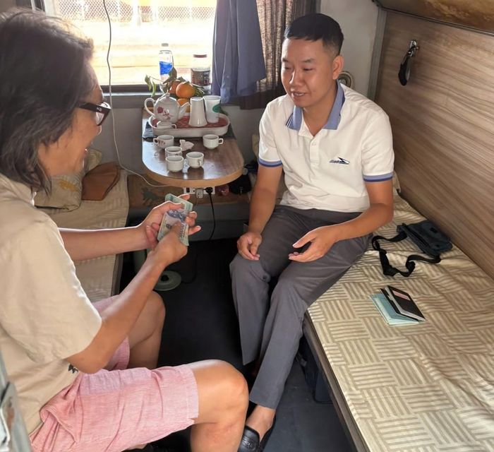 Nhân viên ngành Đường sắt trao trả lại tài sản cho hành khách Bùi Allan. Ảnh: Báo Văn hóa. 