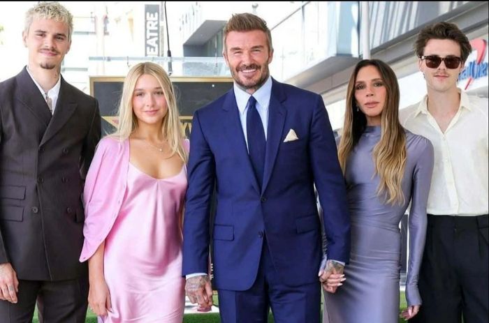 Cả gia đình Beckham, trừ Brooklyn Beckham, đều có mặt trong sự kiện nhận sao trên Đại lộ Danh vọng Hollywood của David Beckham (Ảnh: Getty).