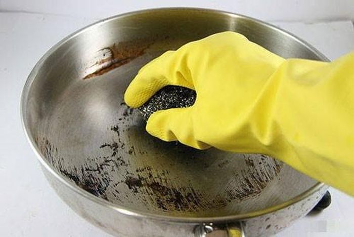 Ngâm giấm sẽ giúp việc làm sạch đáy nồi dễ dàng hơn.